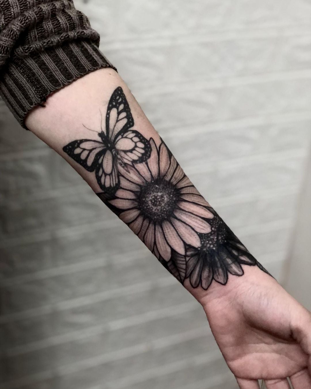 tatuagem de flor para cobrir outra no braço