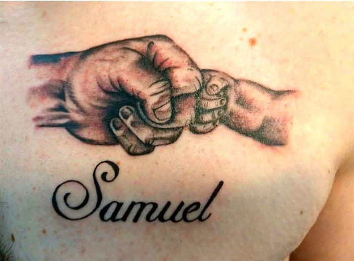 tatuagem de batimentos cardíacos com nome do filho