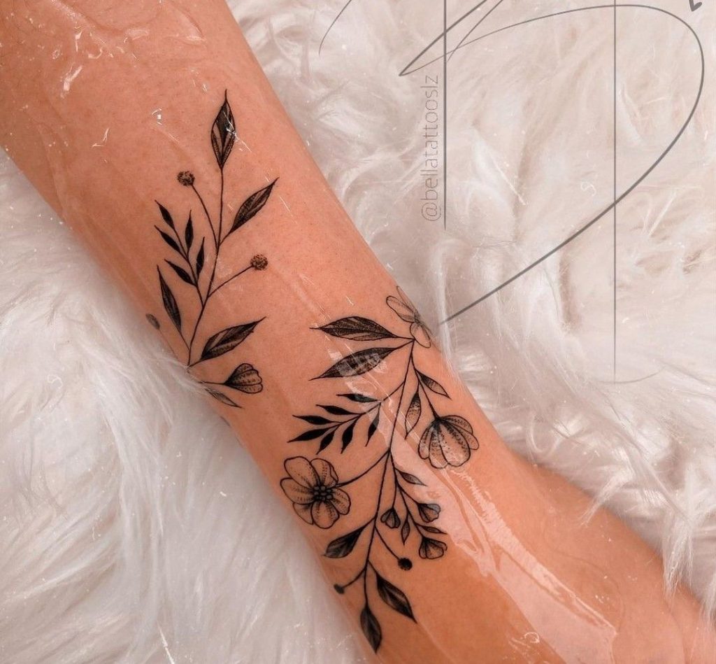 tatuagem feminina flor