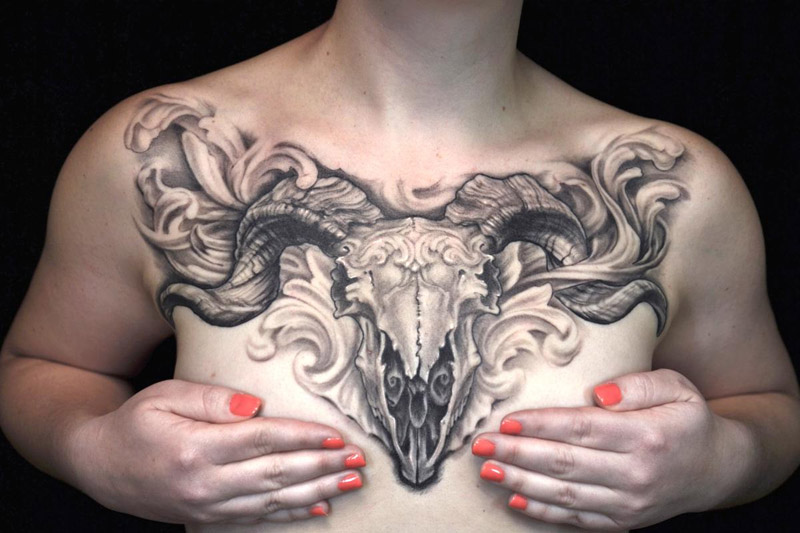 Guia Completo: Dor e Cuidados com Tatuagens no Peito Feminino