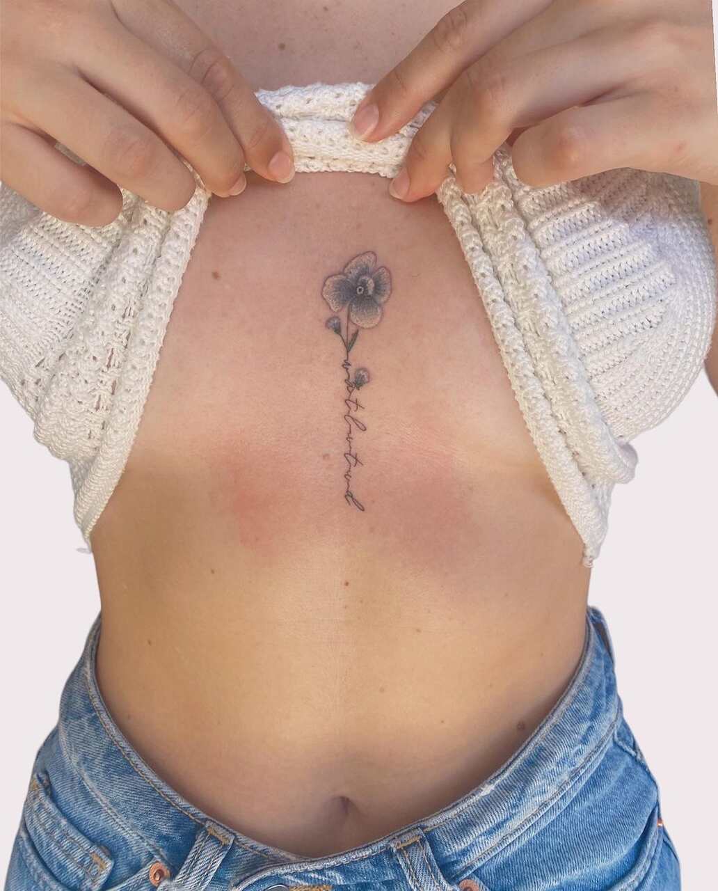 Guia Completo: Dor e Cuidados com Tatuagens no Peito Feminino