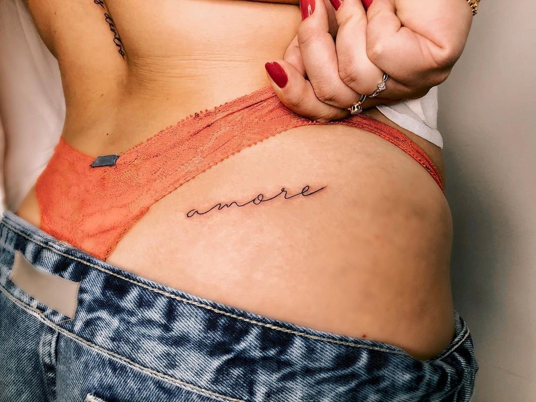 tatuagem perto da bunda