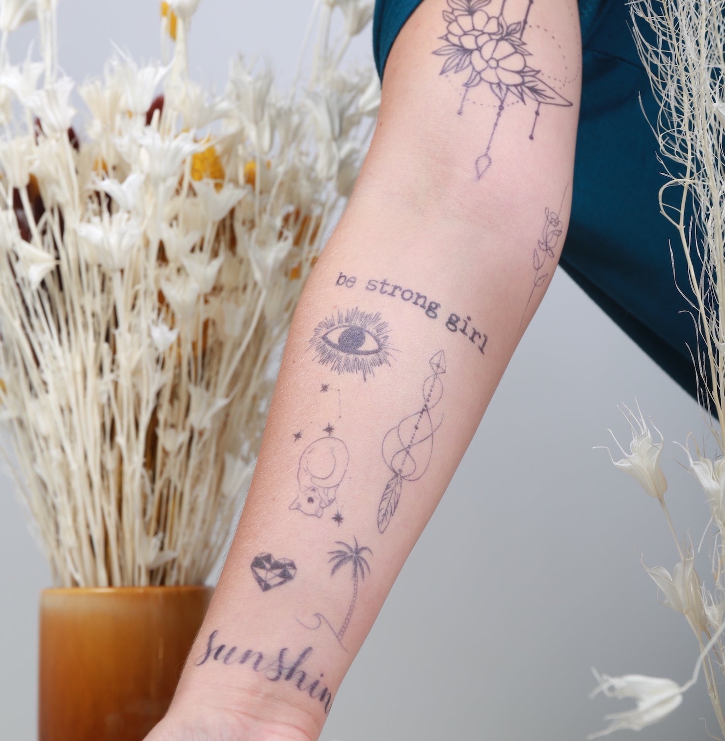 tatuagem temporária de flor para braço