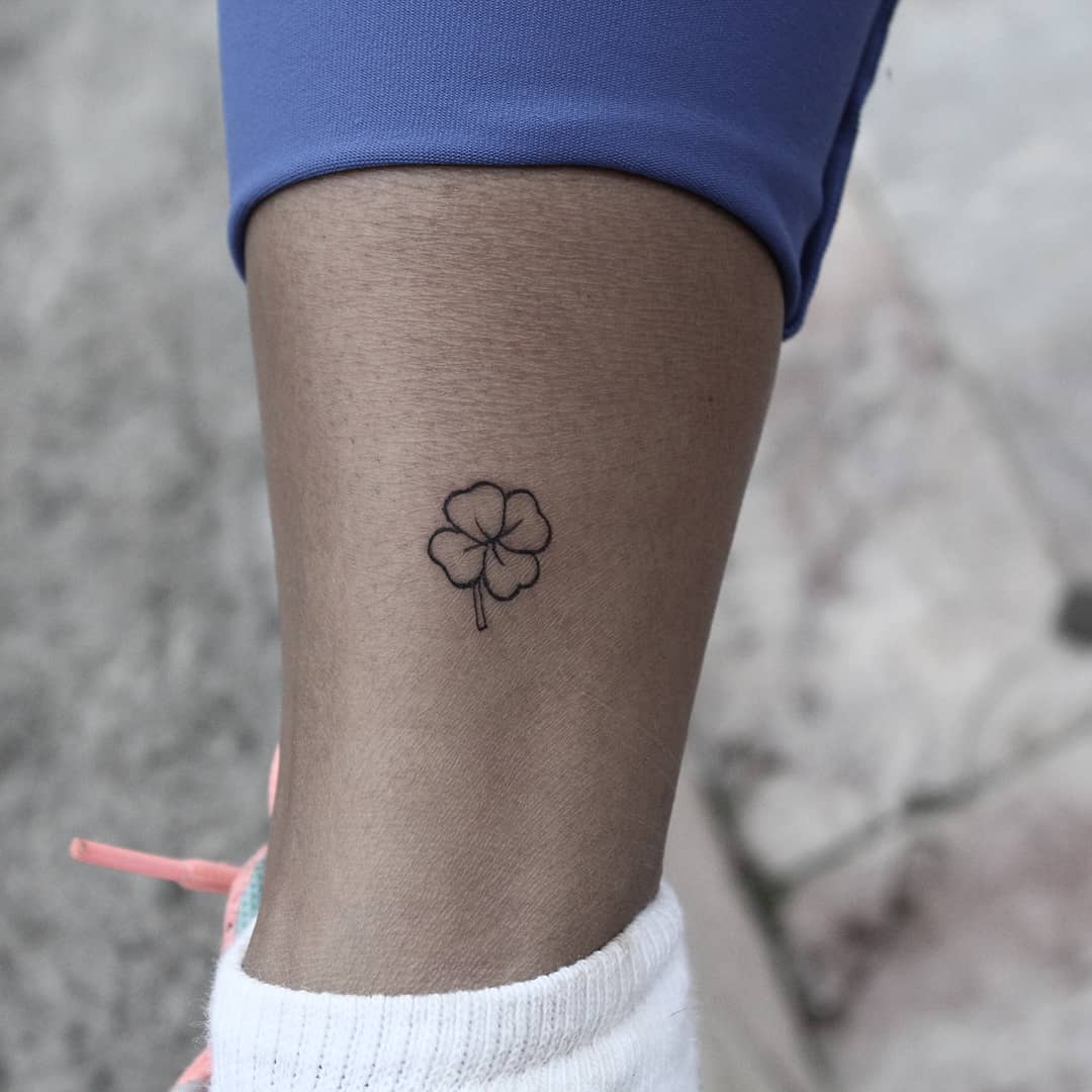 tatuagem trevo minimalista no pulso