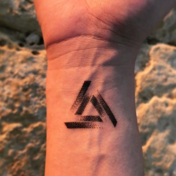 Tatuagem Triangulo Pulso