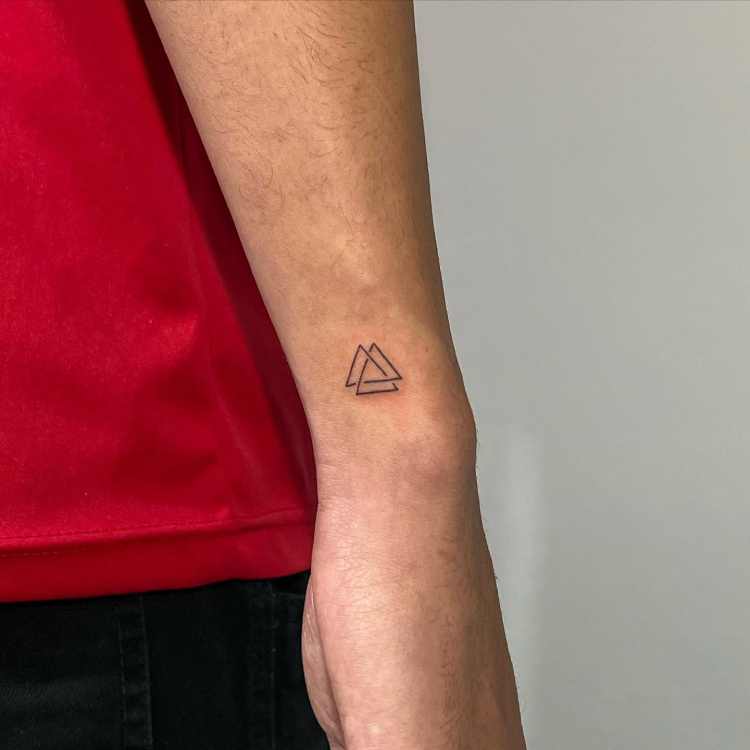 Tatuagens Geométricas: Inspirações e Estilos para o Pulso