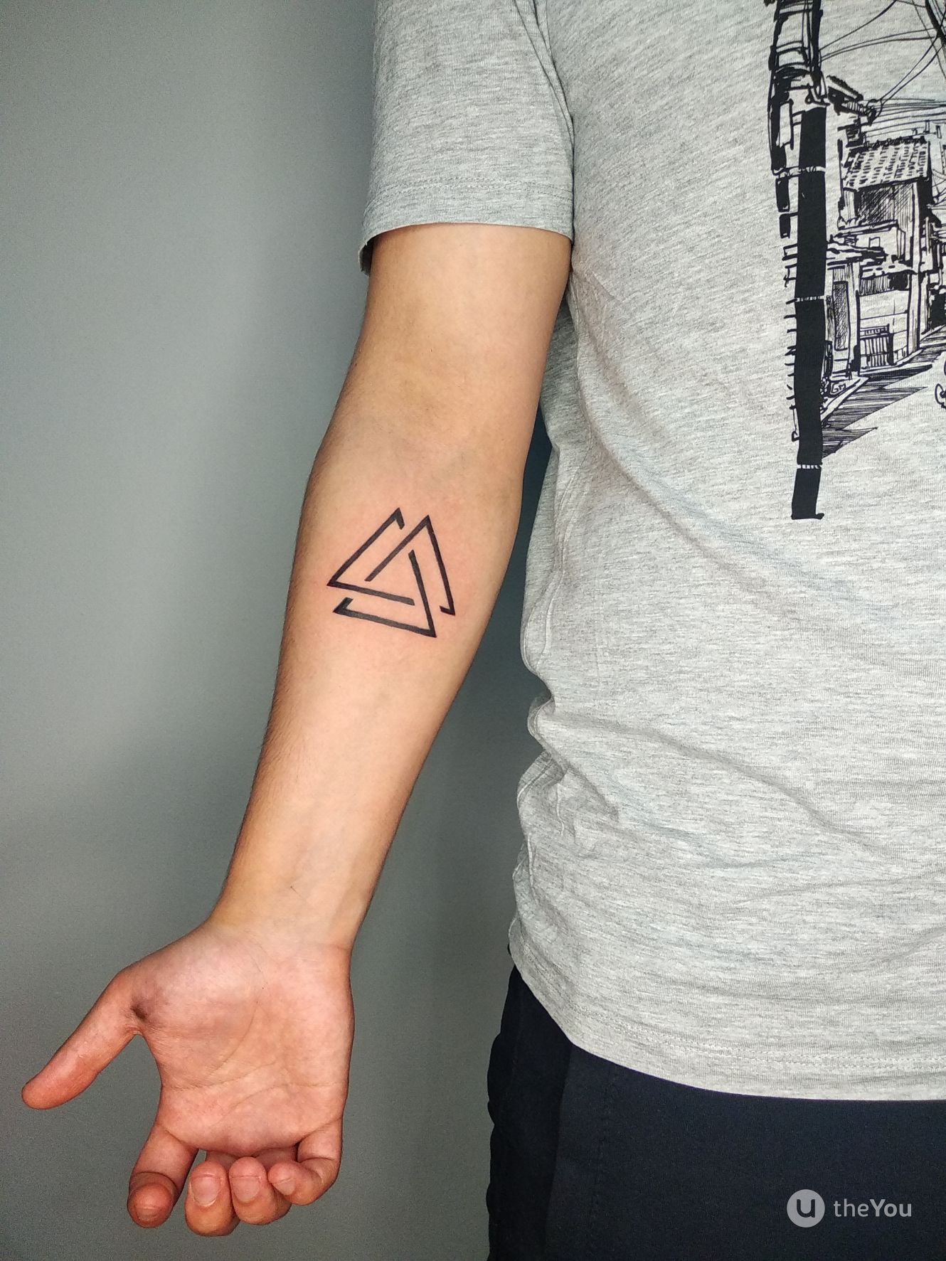 Tatuagem Fineline vs. Blackwork: Qual Escolher para Seu Triângulo?