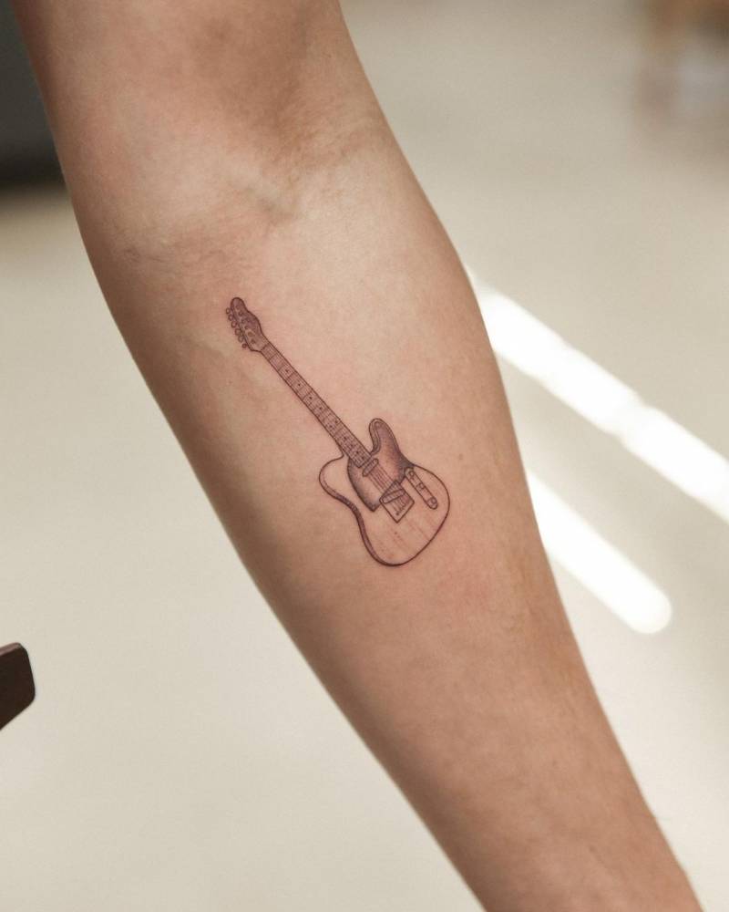 tatuagem de violão nas costas