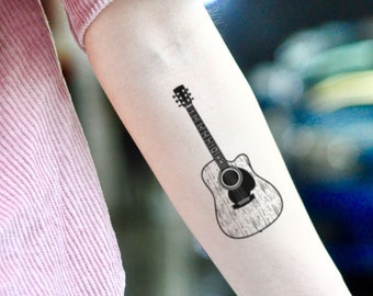 tatuagem de violão no antebraço
