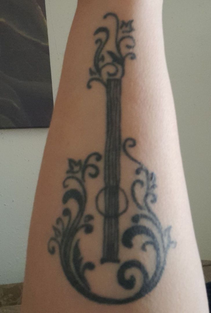 tatuagem de violão no peito