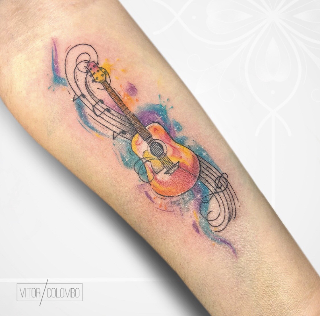 tatuagem de violão no dedo