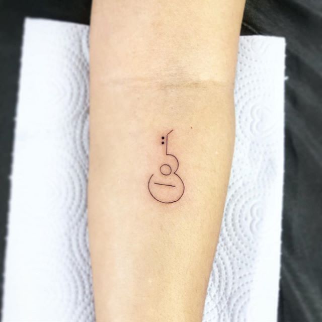 tatuagem de violão feminina