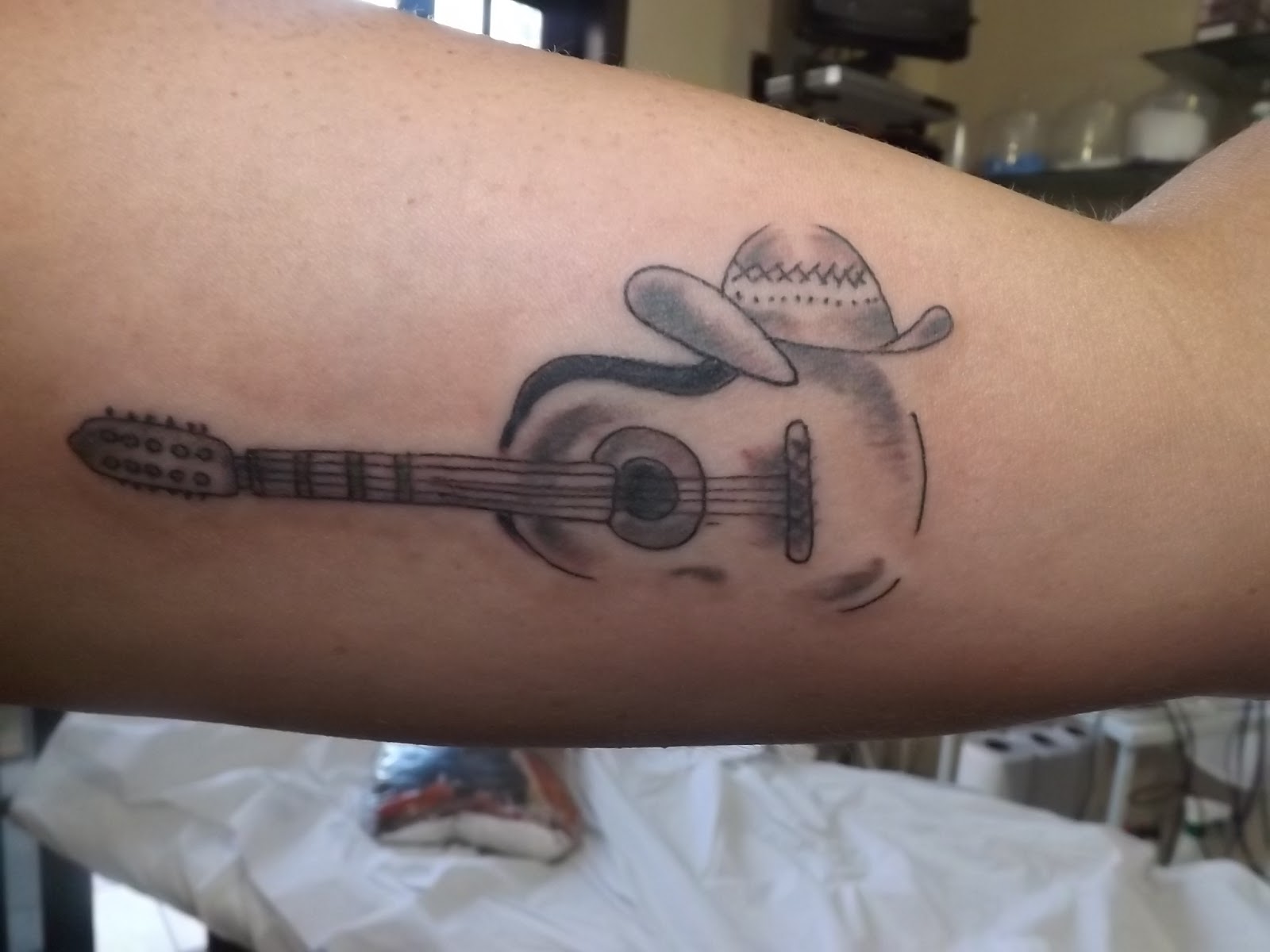 ideias tatuagem violão