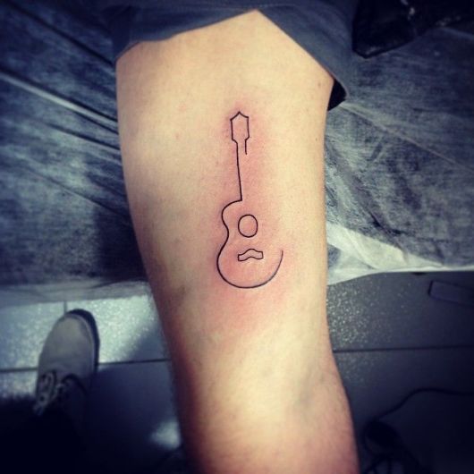 tatuagem de violão grande