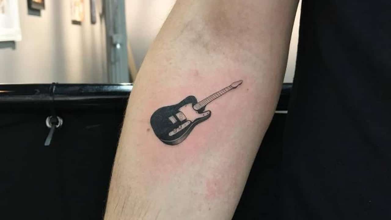 tatuagem de violão colorida