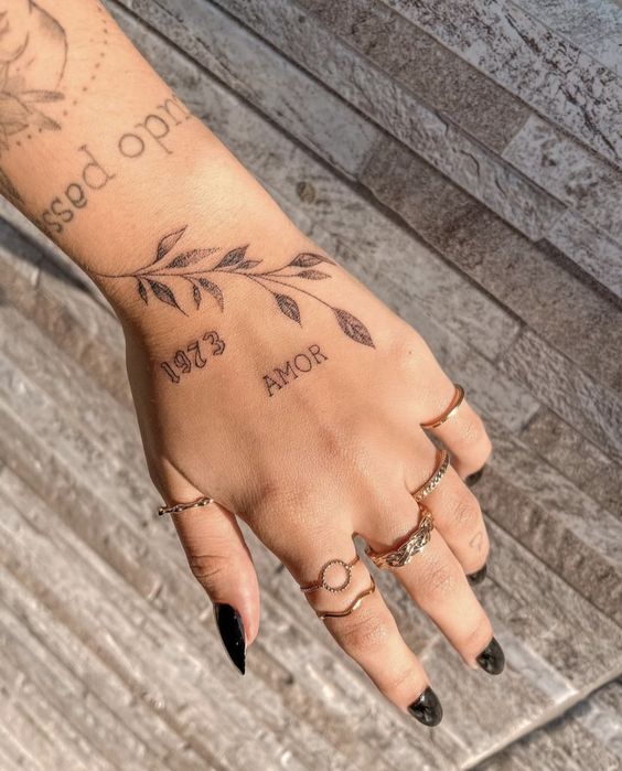 tatuagem de lua delicada feminina