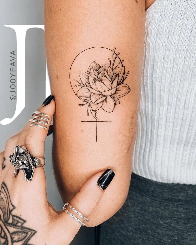 tatuagem de sol delicada feminina