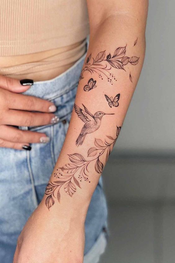tatuagem delicada no ombro