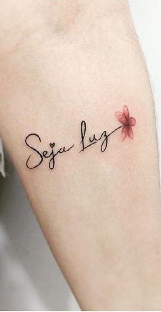 tatuagem de flor delicada feminina