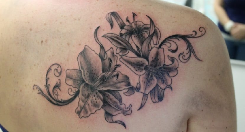 Tatuagens de Lírio e Flor de Lis: Diferenças e Simbolismos