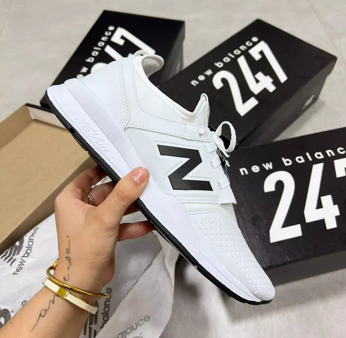 tênis esportivo com N