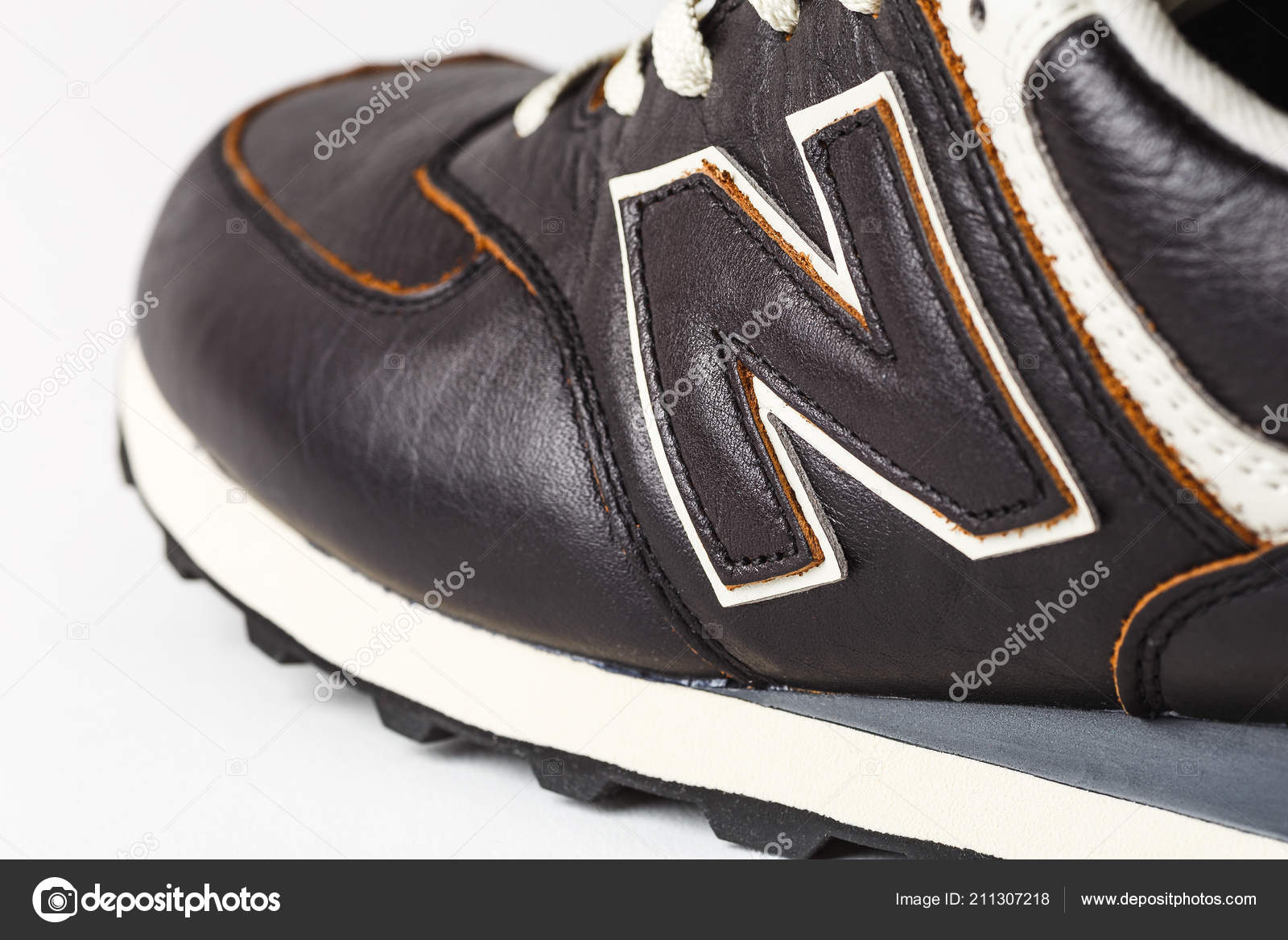 tênis casual com N