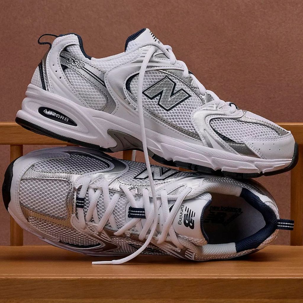 Tênis New Balance com logo grande