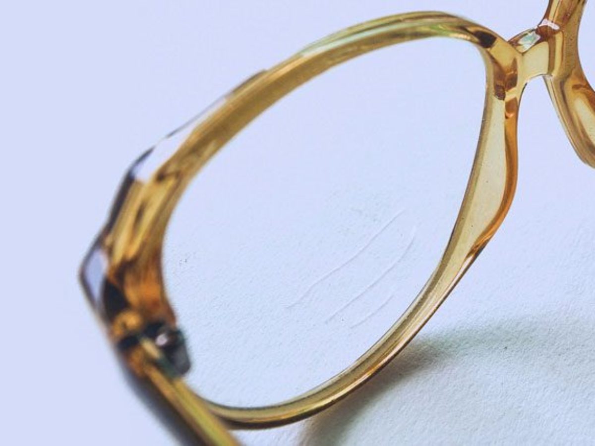 óculos de sol Ray-Ban arranhados