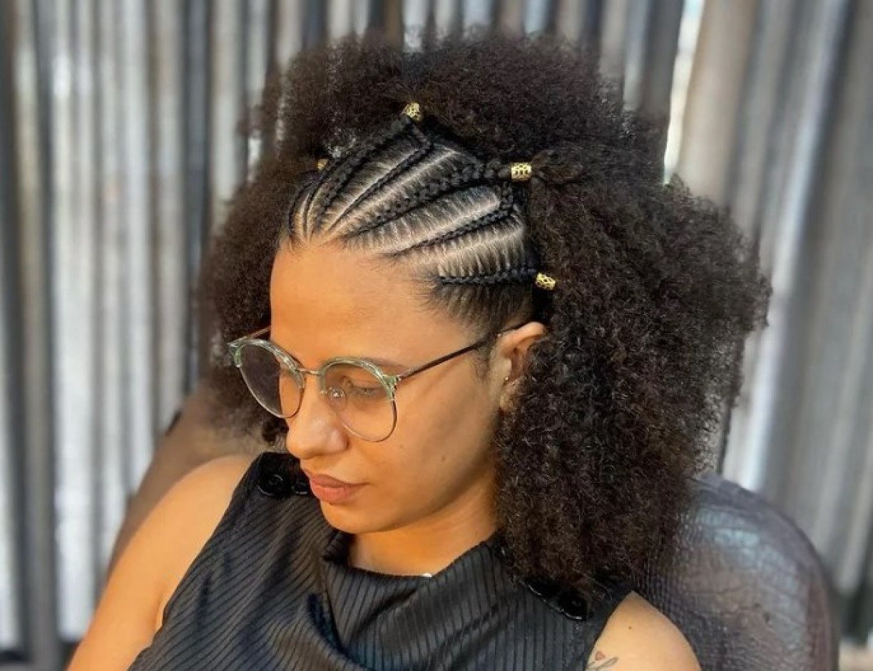 Inspirações de Penteados com Tranças para Ocasiões Especiais em Cabelos Cacheados