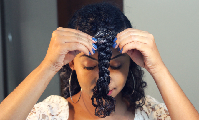 tranca nago com cachos soltos