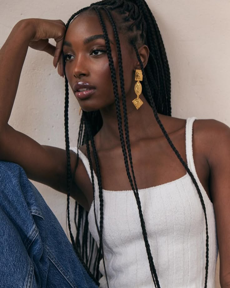 5 ideias de títulos:
1. Guia Completo: Tipos de Tranças Afro e Seus Significados
2. Aprenda a Fazer Tranças Nagô: Passo a Passo para Iniciantes
3. Box Braids: Tudo o Que Você Precisa Saber Antes de Fazer
4. Manutenção de Tranças: Dicas Essenciais para Durabilidade e Saúde Capilar
5. Tranças Boxeadoras: O Penteado Perfeito para Atividades Físicas