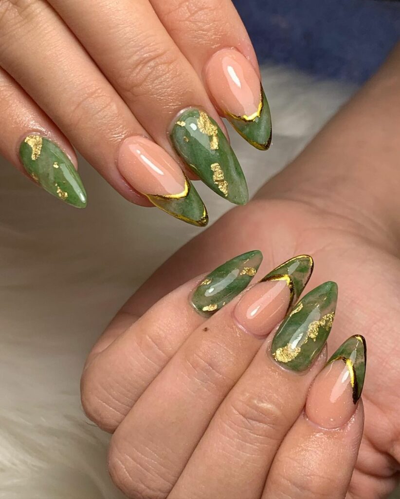 unha almond decorada com pedras