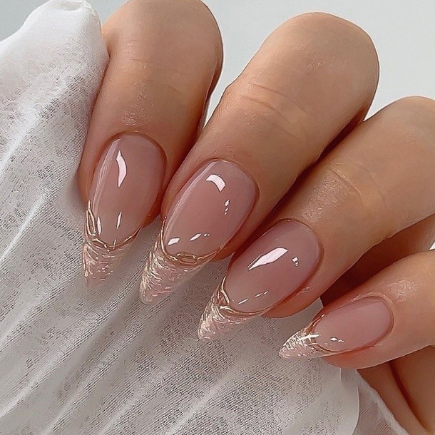 unha almond decorada com pedras