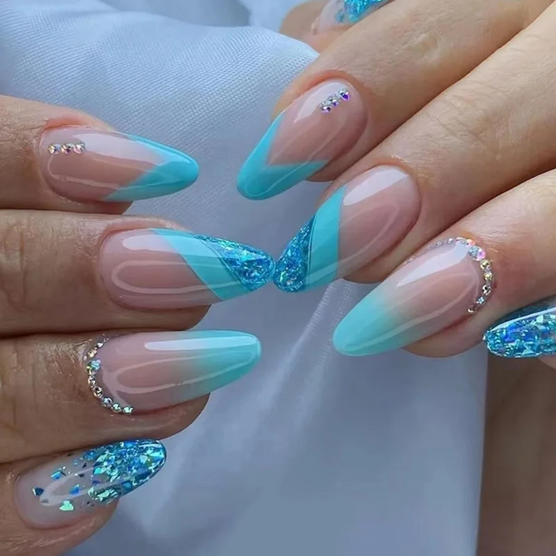 unha almond decorada com glitter