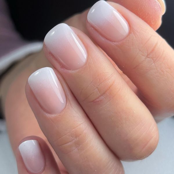 unha chique com esmalte cremoso França