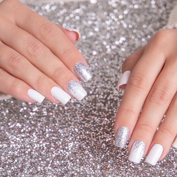 francesinha com glitter em unhas quadradas