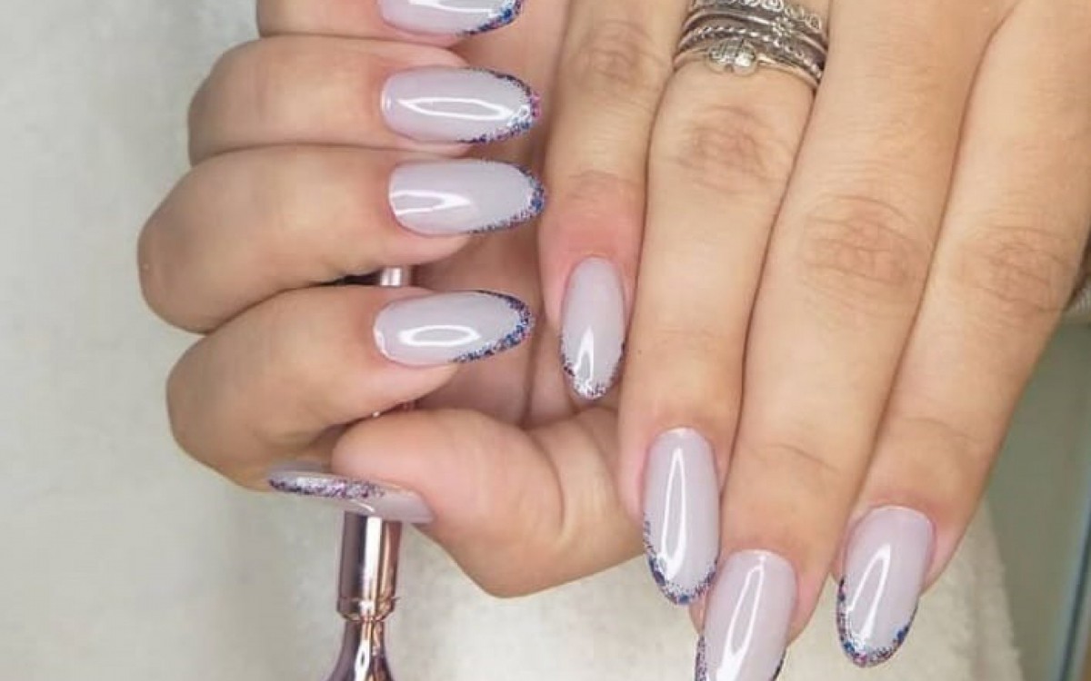 francesinha com glitter em unhas amendoadas