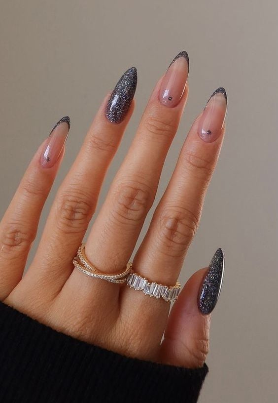 francesinha com glitter em unhas coffin