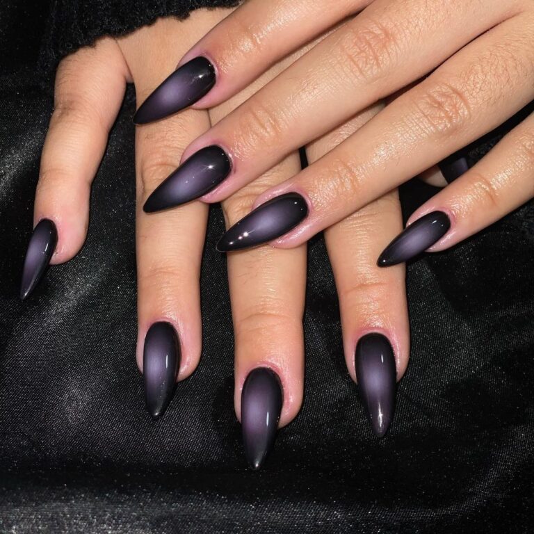 Unhas de gel pretas decoradas com glitter