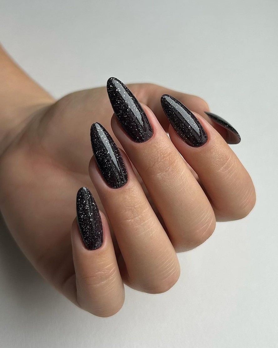 Unhas de gel pretas marmorizadas com folha de ouro