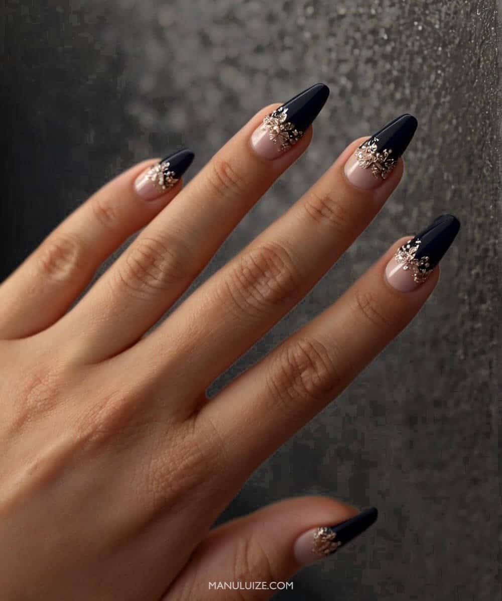 Unhas de gel pretas com efeito refletivo
