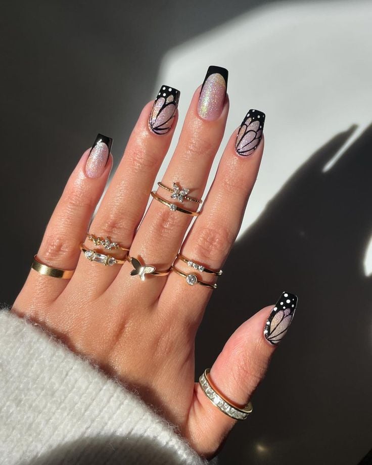 Unhas de gel pretas com degradê de glitter
