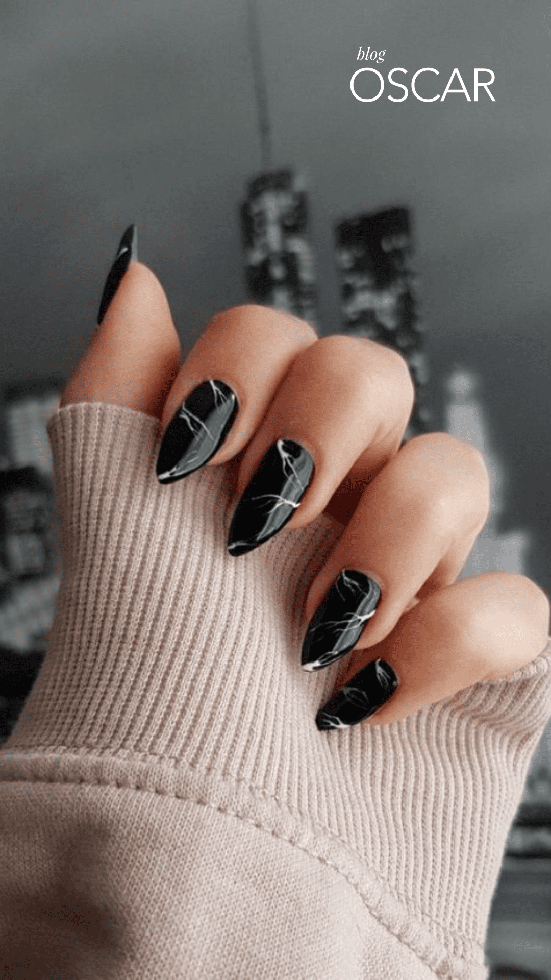 Unhas de gel pretas decoradas com glitter