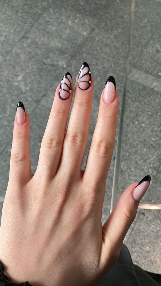 Unhas de gel pretas minimalistas com corações