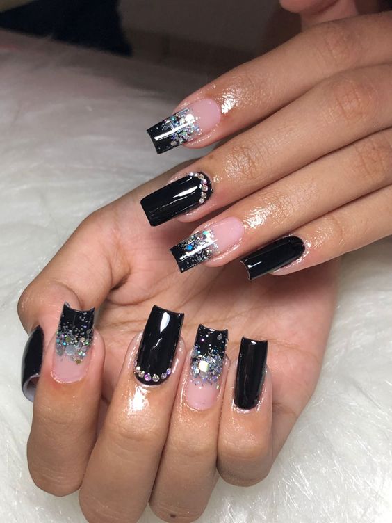 Unhas de gel pretas com contraste preto e branco