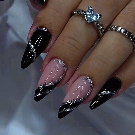 Unhas de gel pretas com flores 3D
