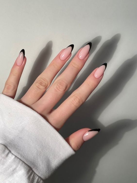 Unhas de gel pretas com efeito refletivo