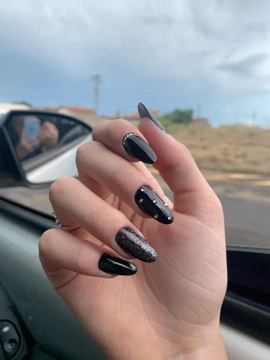 Unhas de gel pretas com degradê de glitter