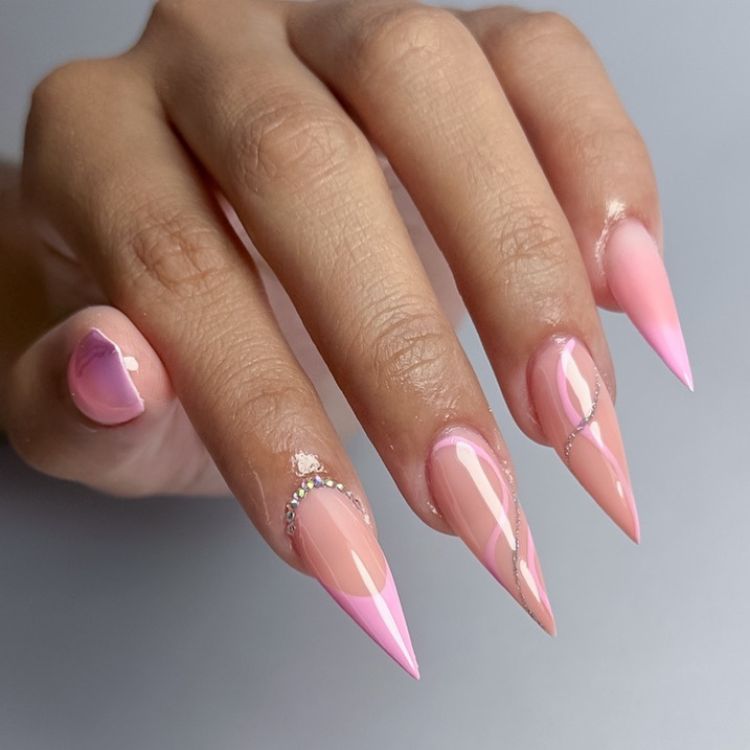 unha de gel stiletto