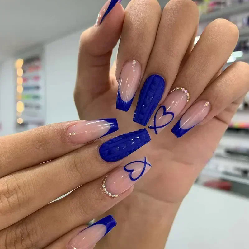 unha decorada azul bebê com flores